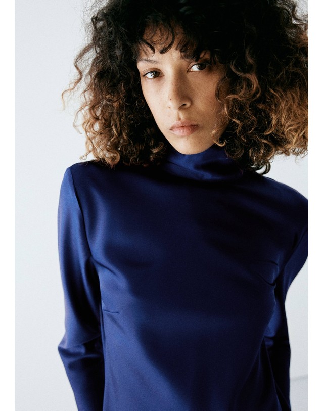 망고 망고 새틴 하이넥 긴팔 미디 원피스 37015994_57 AZUL NOCHE 블루 착용컷