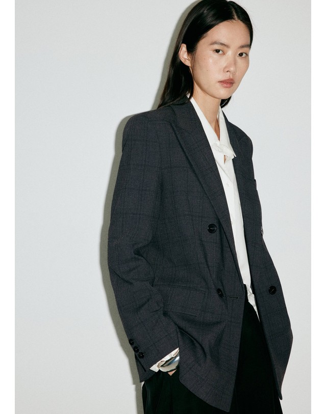 망고 망고 체크 더블버튼 수트 재킷 37056730_92 GRIS 그레이 착용컷