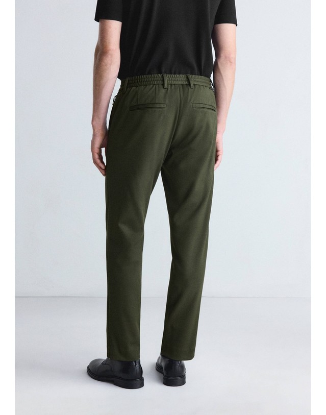 망고 망고 슬림핏 써모라이트 컴포트 팬츠 37025979_39 VERDE OSCURO 카키 착용컷