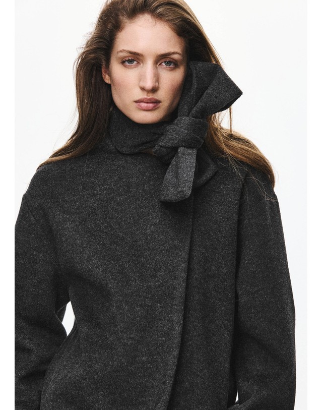 망고 망고 스카프넥 버튼 펠트 자켓 37055855_96 GRIS OSCURO VIGORE 그레이 착용컷
