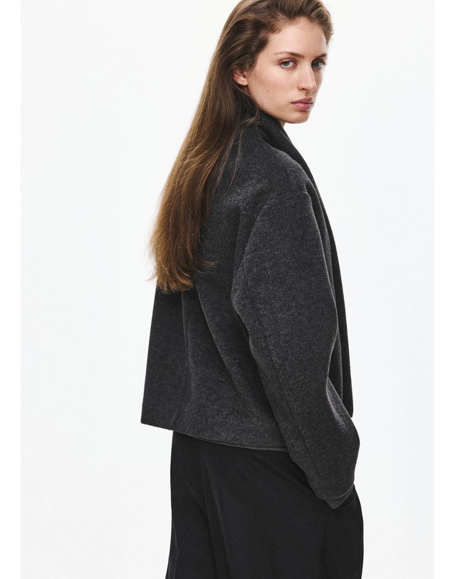 망고 망고 스카프넥 버튼 펠트 자켓 37055855_96 GRIS OSCURO VIGORE 그레이 착용컷