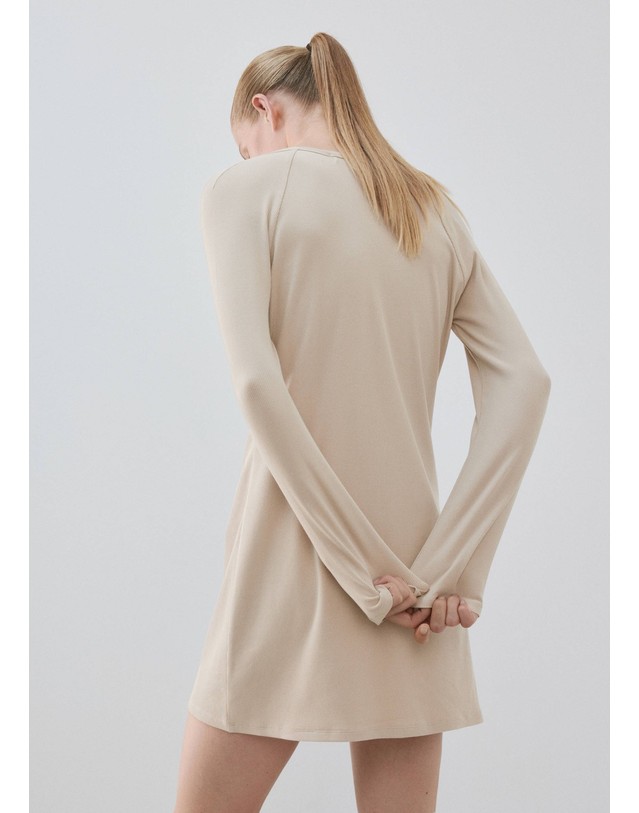 망고 망고 브이넥 버튼 긴팔 잠옷 원피스 37082914_08 BEIGE 베이지 착용컷