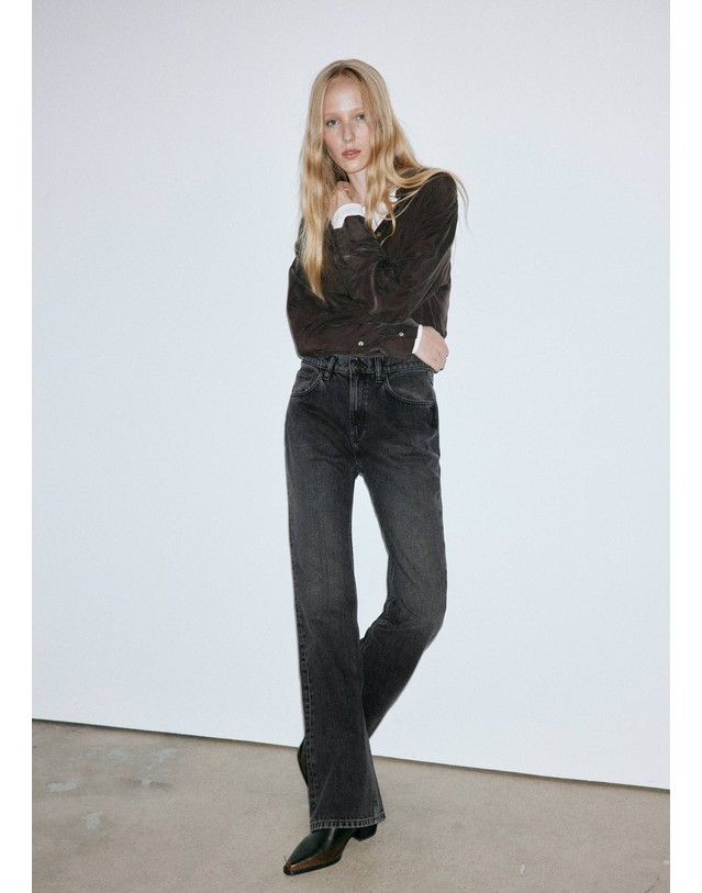 망고 망고 레귤러 웨이스트 플레어 청바지 37015872_TN DENIM NEGRO 네이비 착용컷