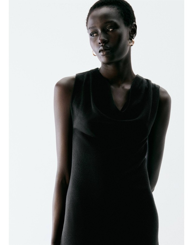 망고 망고 카울넥 민소매 미디 원피스 37097811_99 NEGRO 블랙 착용컷