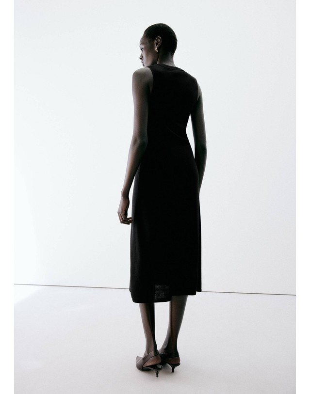 망고 망고 카울넥 민소매 미디 원피스 37097811_99 NEGRO 블랙 착용컷