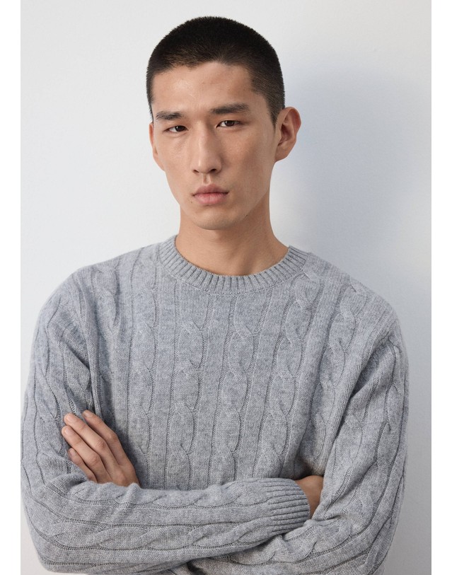 망고 망고 케이블 니트 라운드넥 울 스웨터 37057886_94 GRIS MEDIO VIGORE 그레이 착용컷