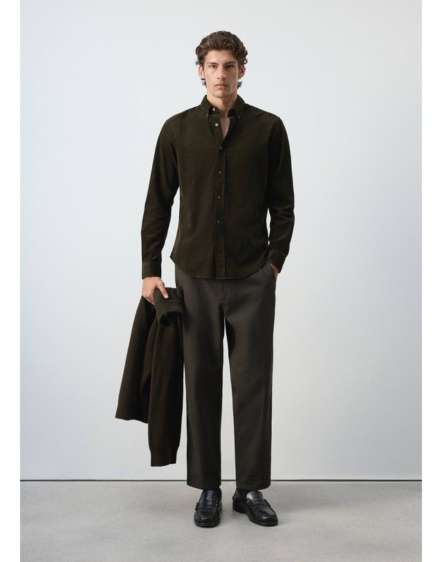 망고 망고 클래식핏 마이크로 코듀로이 셔츠 37087900_49 VERDE OSCURO 그린 착용컷