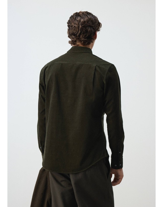 망고 망고 클래식핏 마이크로 코듀로이 셔츠 37087900_49 VERDE OSCURO 그린 착용컷