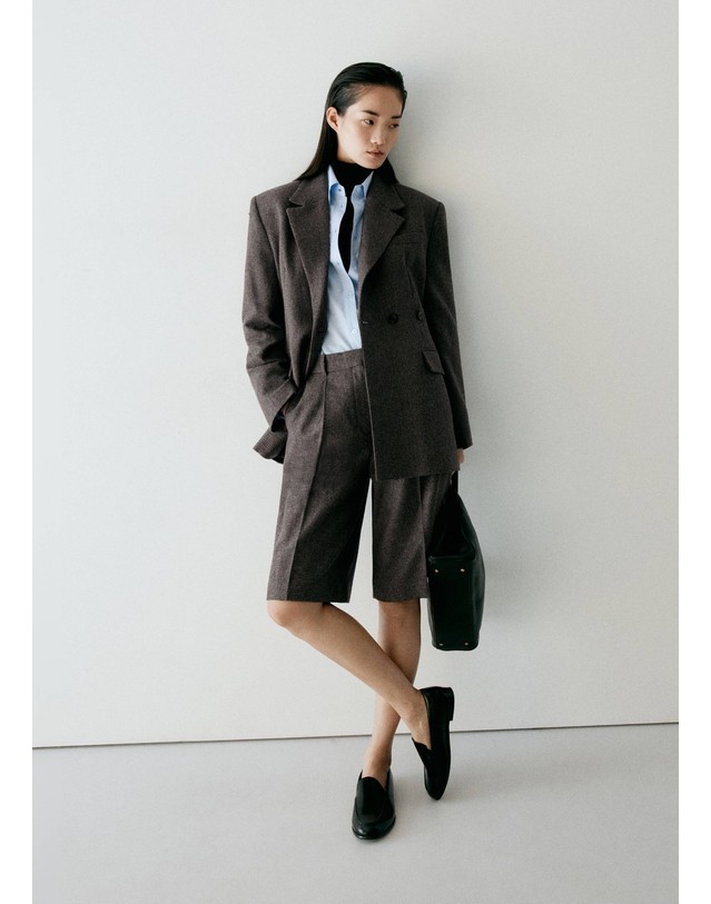 망고 망고 체크 플리츠 버뮤다 반바지 37058288_35 MARRON MEDIO 그레이 착용컷