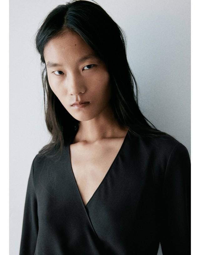 망고 망고 리본 랩 긴팔 미디 원피스 37017795_99 NEGRO 블랙 착용컷