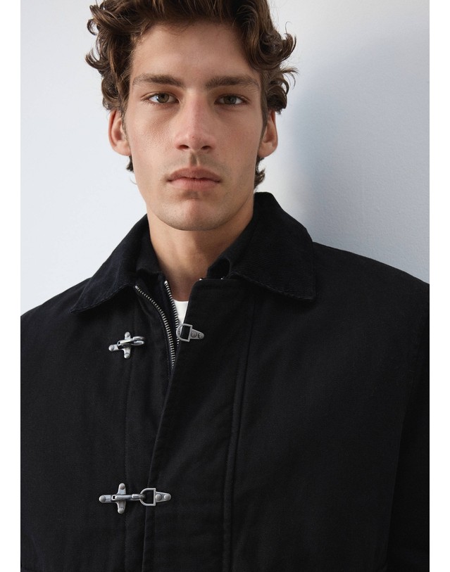 망고 망고 순면 플랩 포켓 집업 자켓 37047900_TN DENIM NEGRO 블랙 착용컷