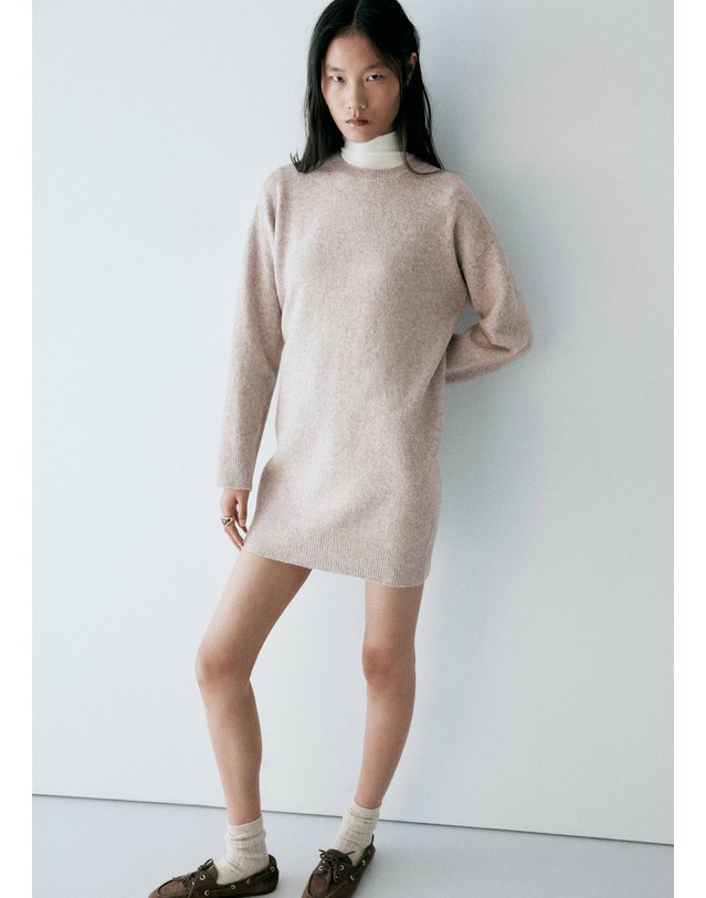 망고 망고 라운드넥 니트 미니 원피스 37067774_06 GRIS CLARO/PASTEL 크림 착용컷