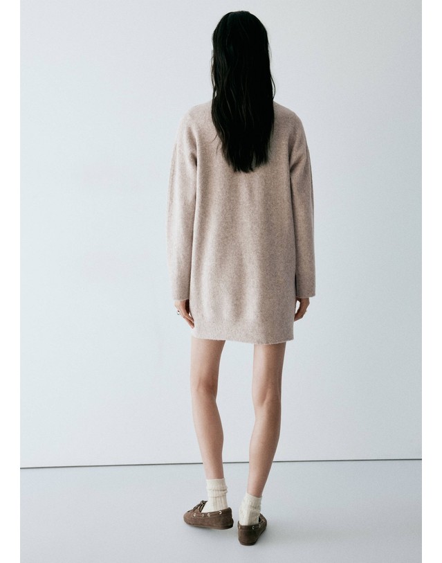망고 망고 라운드넥 니트 미니 원피스 37067774_06 GRIS CLARO/PASTEL 크림 착용컷