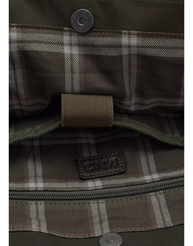 망고 망고 왁스 코팅 효과 와이드 토트백 37087902_37 KHAKI 그린 착용컷