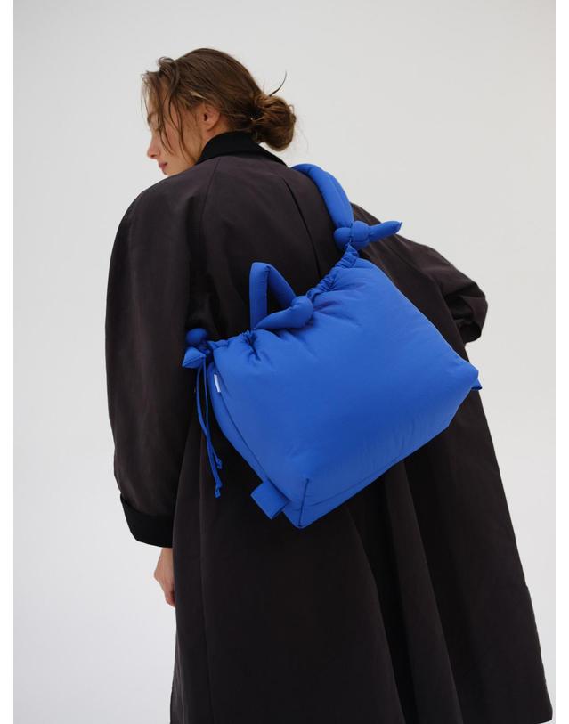올랜드 올랜드 테크니컬 소프트 라이트 나일론 호보백 Ona 44396229460253 COBALT BLUE 블루 착용컷