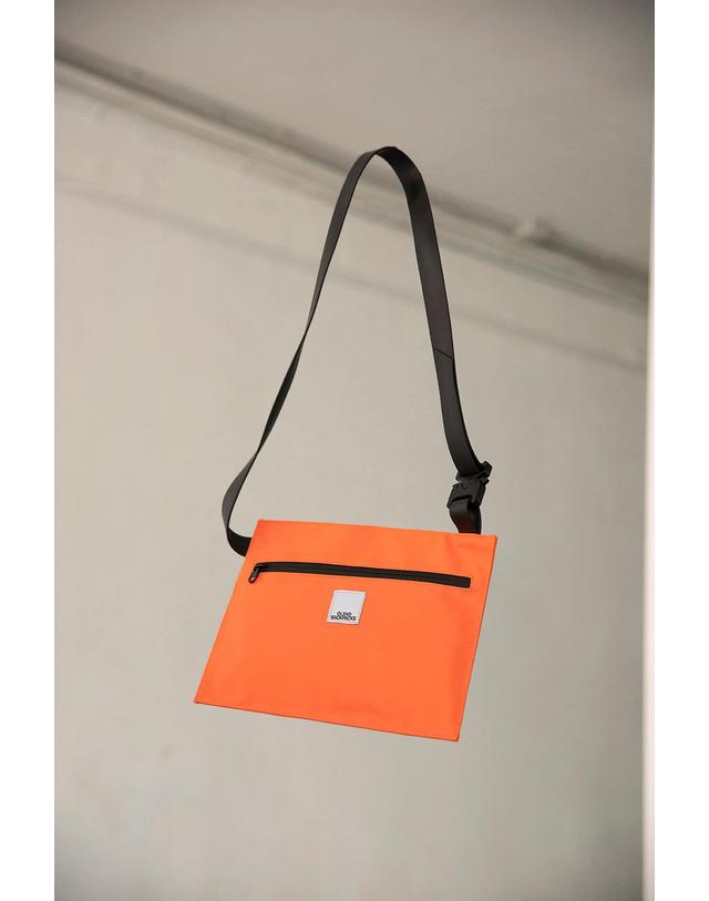 올랜드 올랜드 오렌지 멀티포켓 크로스백 42229979349186 ORANGE 착용컷