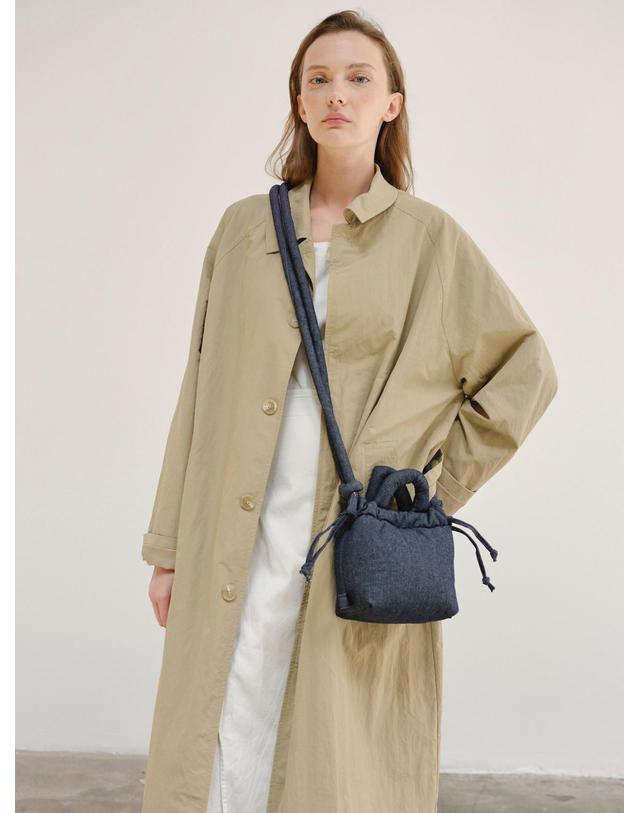 올랜드 올랜드 미니멀 소프트 크로스백 Micro Ona Soft Bag 55185161453903 DENIM 블랙 착용컷