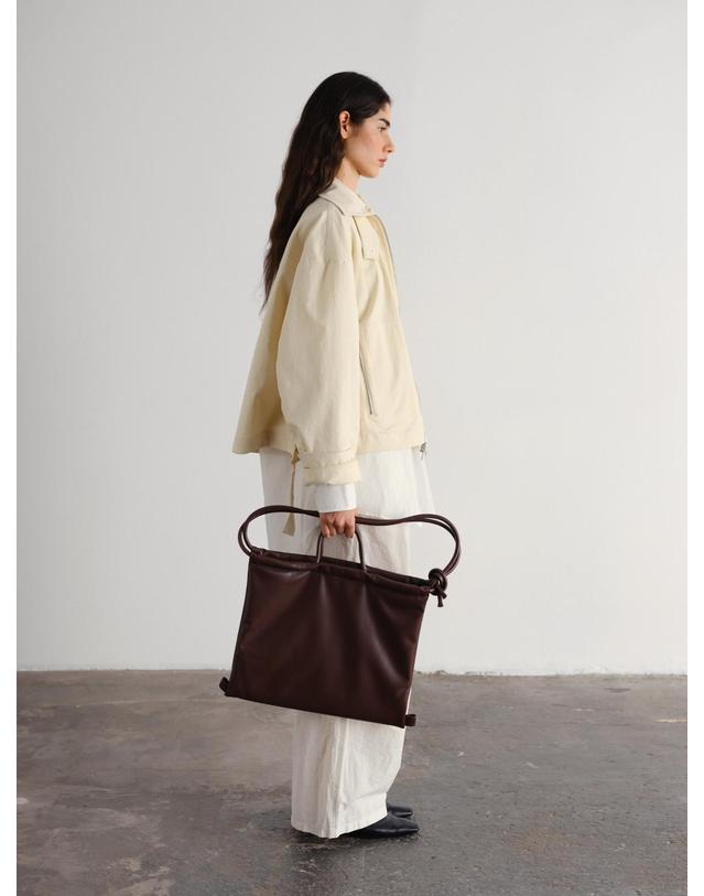올랜드 올랜드 브라운 데일리 폴드 백 56456550351183 VEGAN LEATHER - CHOCOLATE 착용컷
