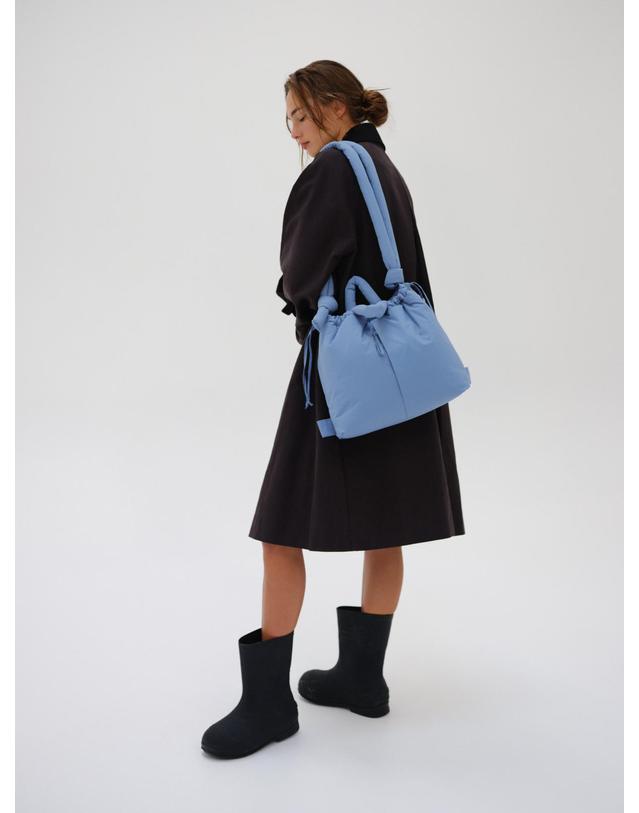 올랜드 올랜드 소프트 라이트나일론 테크니컬 호보백 Ona 46924342853967 LIGHT BLUE 블루 착용컷