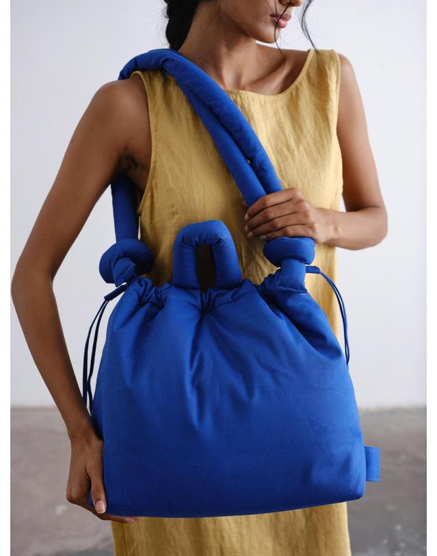 올랜드 올랜드 테크니컬 소프트 라이트 나일론 호보백 Ona 48883025346895 COTTON COBALT BLUE 블루 착용컷