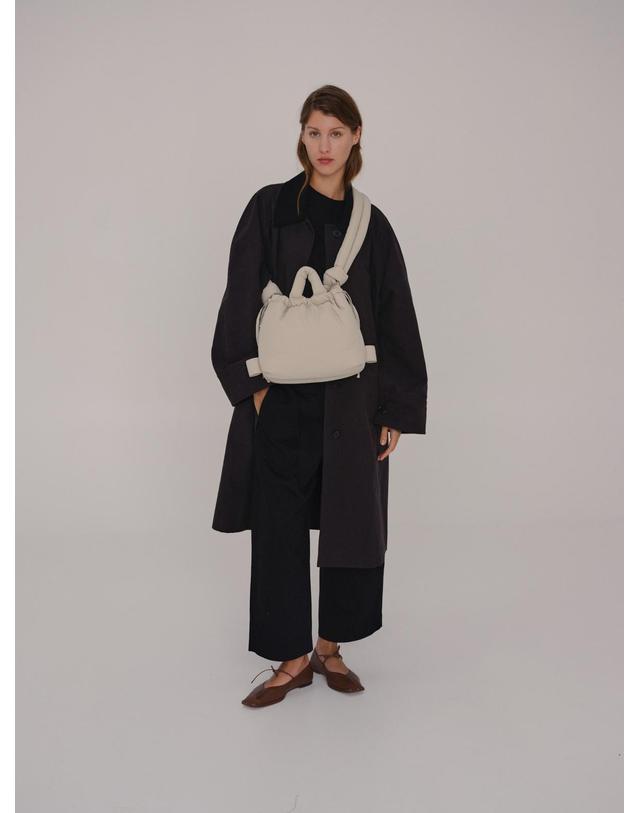 올랜드 올랜드 미니멀 패디드 소프트 백팩 겸 크로스백 Compact Ona Soft Bag 53529334153551 SAND 아이보리 착용컷