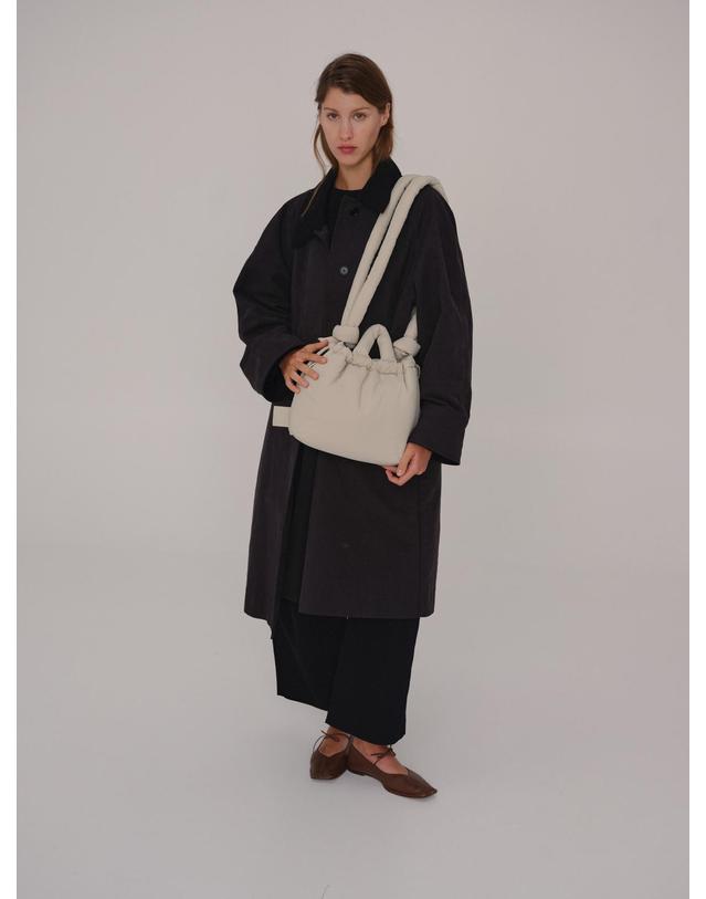 올랜드 올랜드 미니멀 패디드 소프트 백팩 겸 크로스백 Compact Ona Soft Bag 53529334153551 SAND 아이보리 착용컷