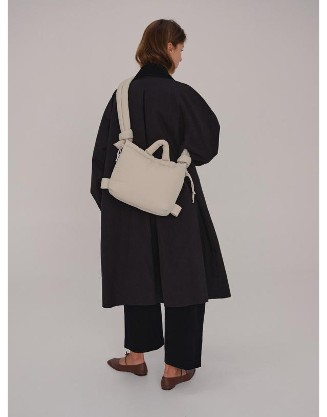 올랜드 올랜드 미니멀 패디드 소프트 백팩 겸 크로스백 Compact Ona Soft Bag 53529334153551 SAND 아이보리 착용컷