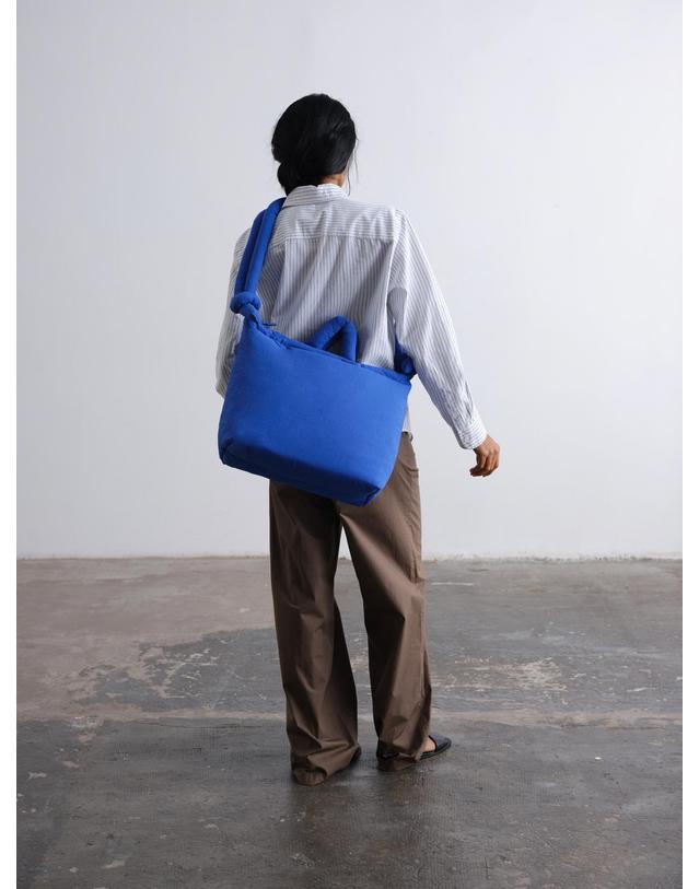 올랜드 올랜드 테크니컬 소프트 호보백 Ona Pro 리사이클드 나일론 48725670396239 COBALT BLUE 블루 착용컷