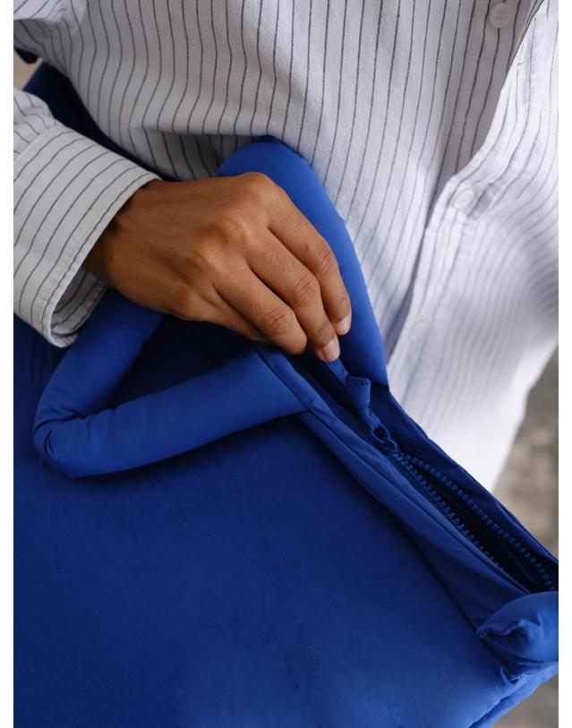 올랜드 올랜드 테크니컬 소프트 호보백 Ona Pro 리사이클드 나일론 48725670396239 COBALT BLUE 블루 착용컷