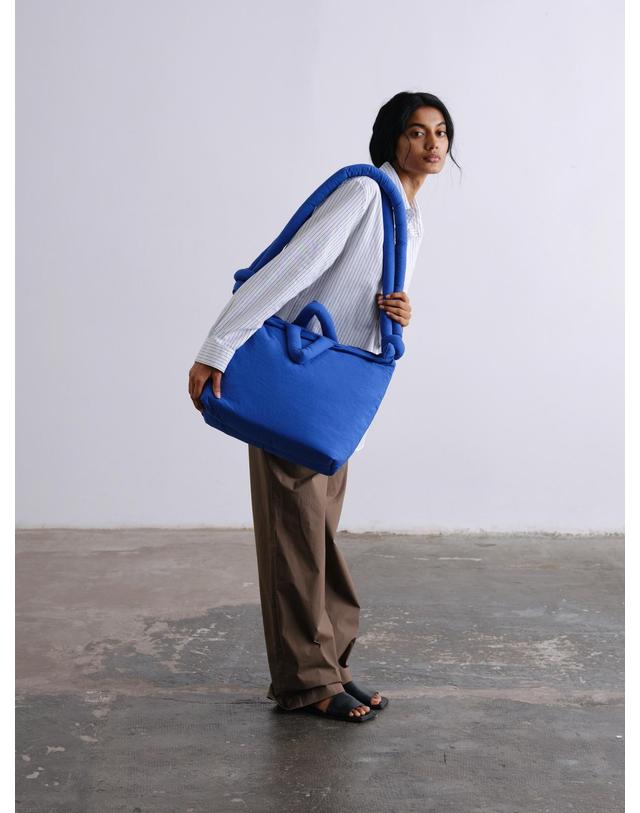 올랜드 올랜드 테크니컬 소프트 호보백 Ona Pro 리사이클드 나일론 48725670396239 COBALT BLUE 블루 착용컷