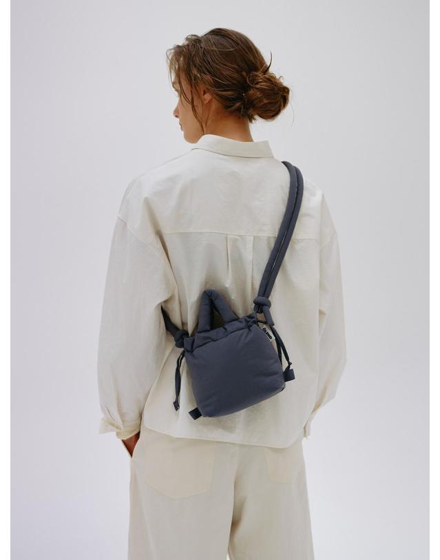올랜드 올랜드 미니멀 소프트 마이크로 크로스백 Micro Ona Soft Bag 49695854920015 COAL 그레이 착용컷