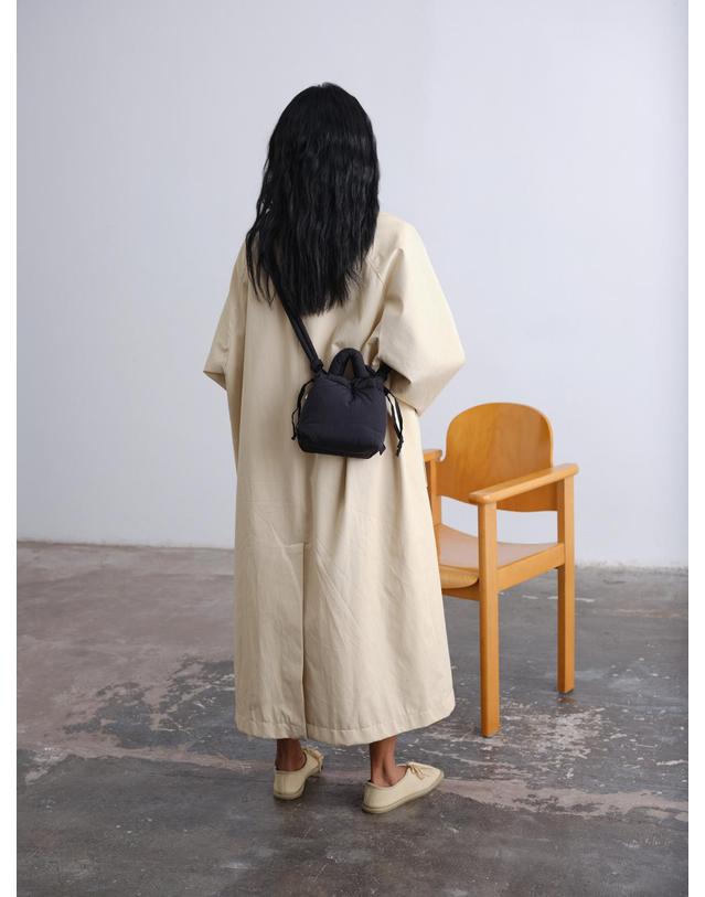 올랜드 올랜드 미니멀 소프트 마이크로 버킷백 Micro Ona Soft Bag 48343176151375 BLACK 블랙 착용컷