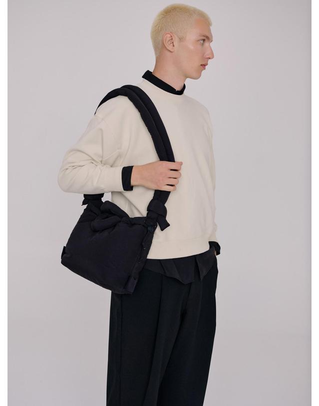 올랜드 올랜드 소프트 패디드 미니멀 테크니컬 백팩 겸 크로스백 Compact Ona Soft Bag 53529334251855 BLACK 블랙 착용컷