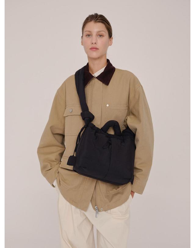 올랜드 올랜드 소프트 패디드 미니멀 테크니컬 백팩 겸 크로스백 Compact Ona Soft Bag 53529334251855 BLACK 블랙 착용컷