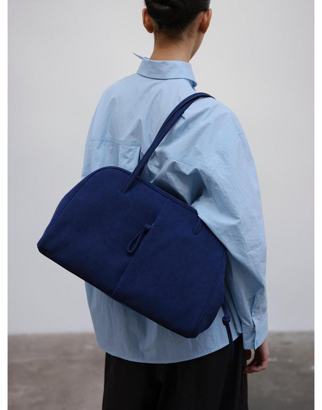 올랜드 올랜드 발수 비건 레더 브루클린 백 57154199585103 SUEDE - NAVY 블루 착용컷