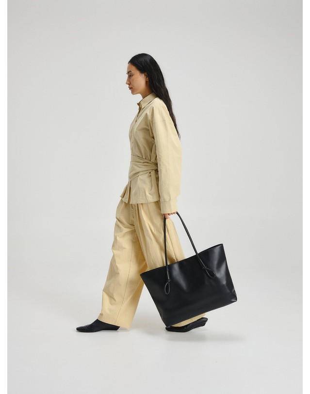 올랜드 올랜드 비건 레더 마그넷 클로저 토트백 58457300435279 VEGAN LEATHER - BLACK 블랙 착용컷