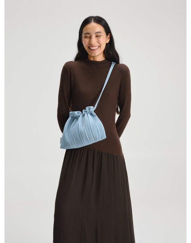 올랜드 올랜드 플리츠 쉘 버킷백 58465721057615 VEGAN LEATHER - BABY BLUE 블루 착용컷