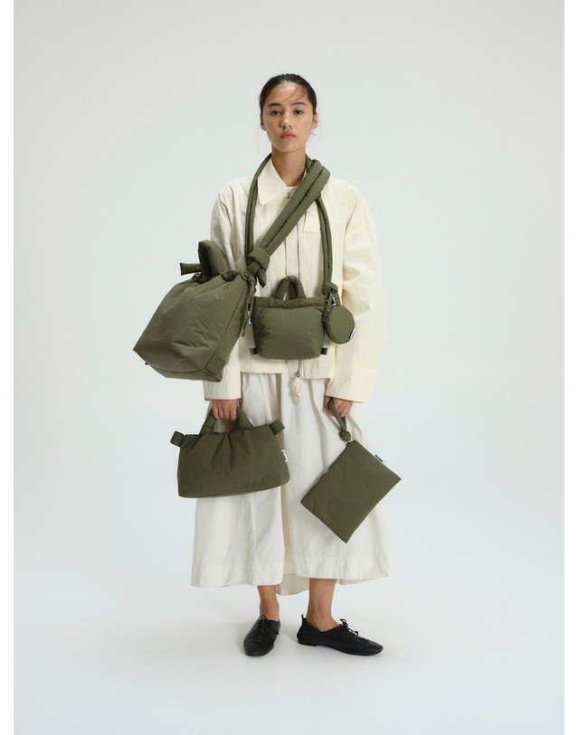 올랜드 올랜드 패딩 나일론 지퍼 파우치 58848398803279 RIPSTOP MOSS GREEN 카키 착용컷