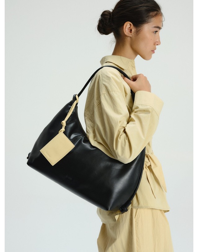 올랜드 올랜드 멀티웨이 호보 숄더백 58847888900431 VEGAN LEATHER - BLACK 블랙 착용컷