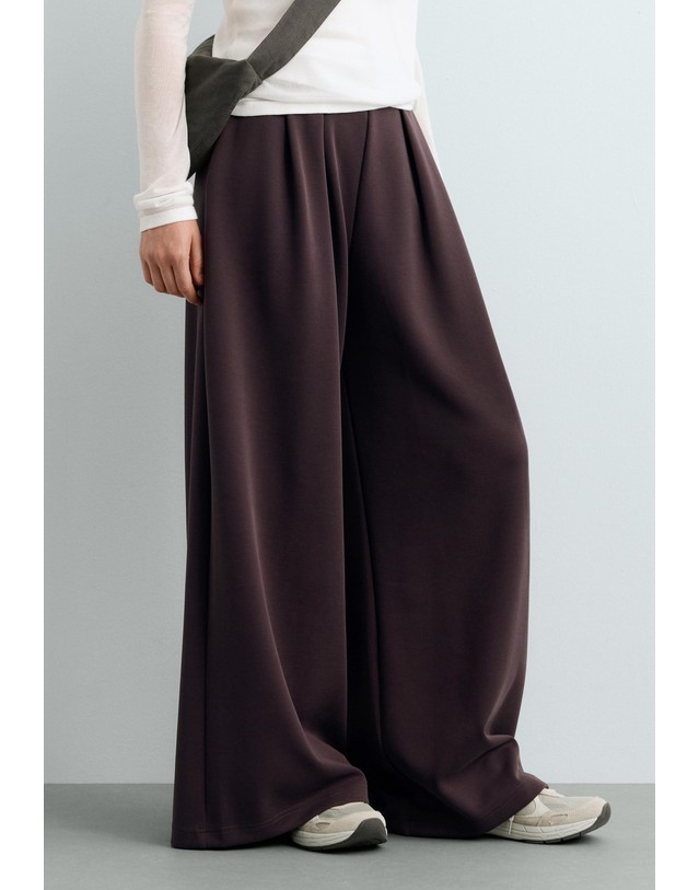 오이쇼 오이쇼 모달 플리츠 와이드 팬츠 5687/930/783 PURPLISH BROWN 초콜릿 착용컷