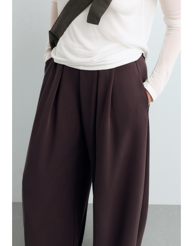 오이쇼 오이쇼 모달 플리츠 와이드 팬츠 5687/930/783 PURPLISH BROWN 초콜릿 착용컷