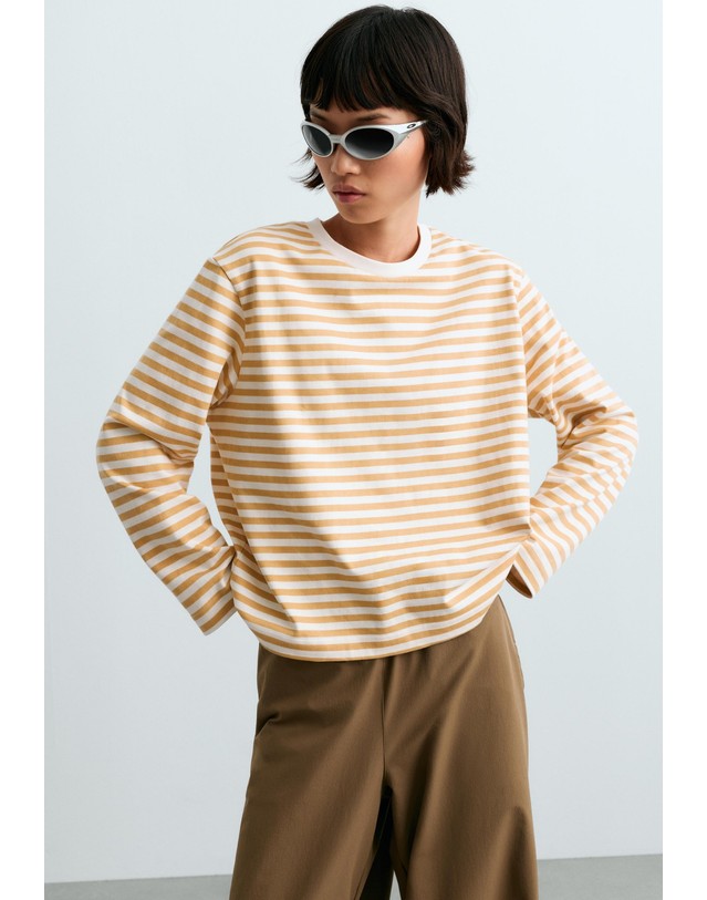 오이쇼 오이쇼 스트라이프 박시핏 라운드넥 긴팔 티셔츠 6028/172/306 PALE YELLOW 노랑 착용컷