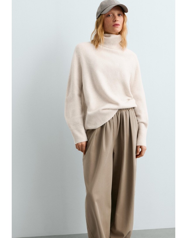 오이쇼 오이쇼 오버사이즈 하이넥 니트 스웨터 6185/885/729 PALE BEIGE MELANGE 크림 착용컷