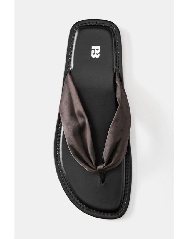 풀앤베어 풀앤베어 도트 퀼팅 새틴 플립플랍 샌들 1717/840 BROWN 초콜릿 착용컷