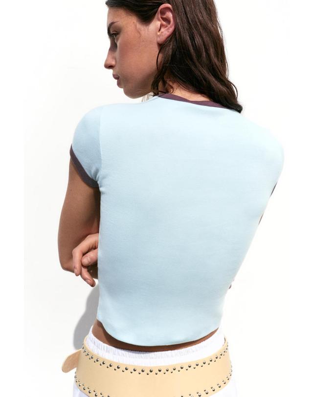 풀앤베어 풀앤베어 그래픽 자수 링거넥 반팔 티셔츠 7231/383 PALE BLUE 블루 착용컷