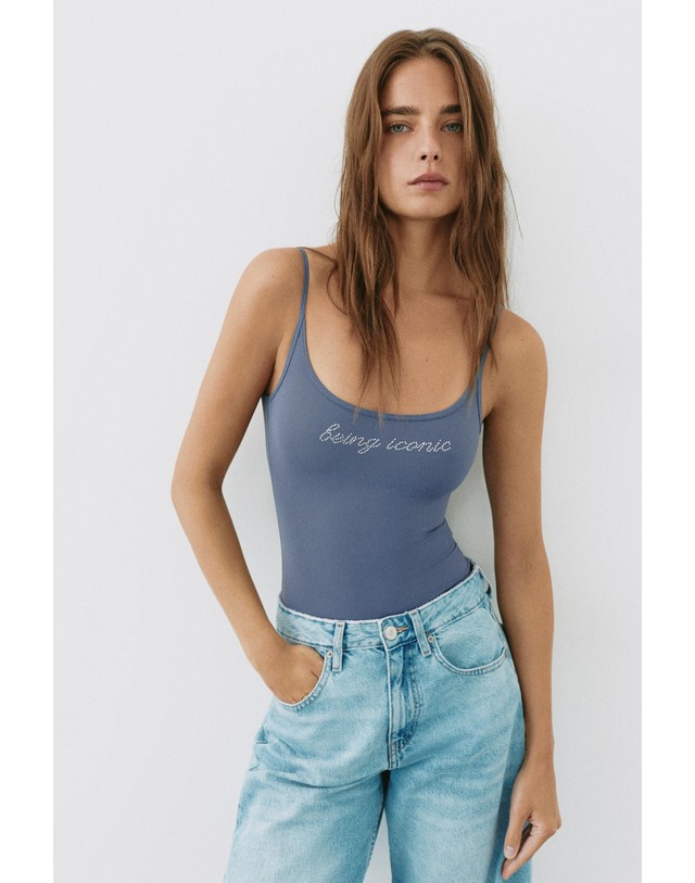 풀앤베어 풀앤베어 라인스톤 그래픽 스트랩 바디수트 7232/307 BLUISH GREY 블루 착용컷