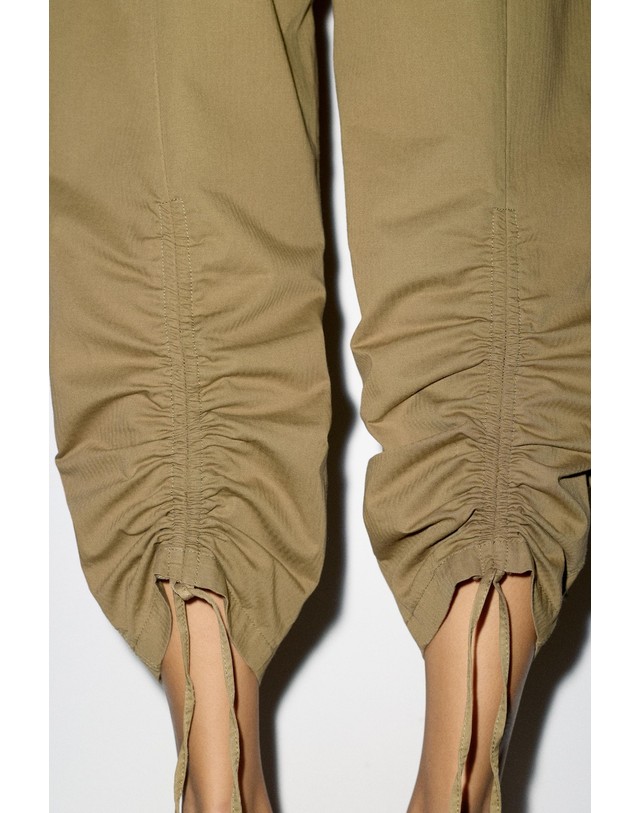 풀앤베어 풀앤베어 코튼 카고 크롭 카프리 팬츠 7670/422 PALE KHAKI 베이지 착용컷
