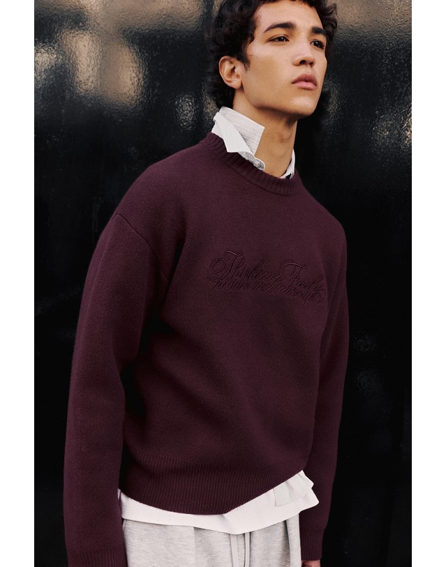 풀앤베어 풀앤베어 자수 레터링 라운드넥 스웨터 7540/518 BURGUNDY 레드 착용컷
