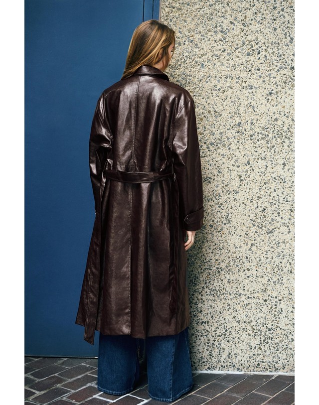 풀앤베어 풀앤베어 레더 이펙트 롱 트렌치 코트 7721/357 BROWN 초콜릿 착용컷
