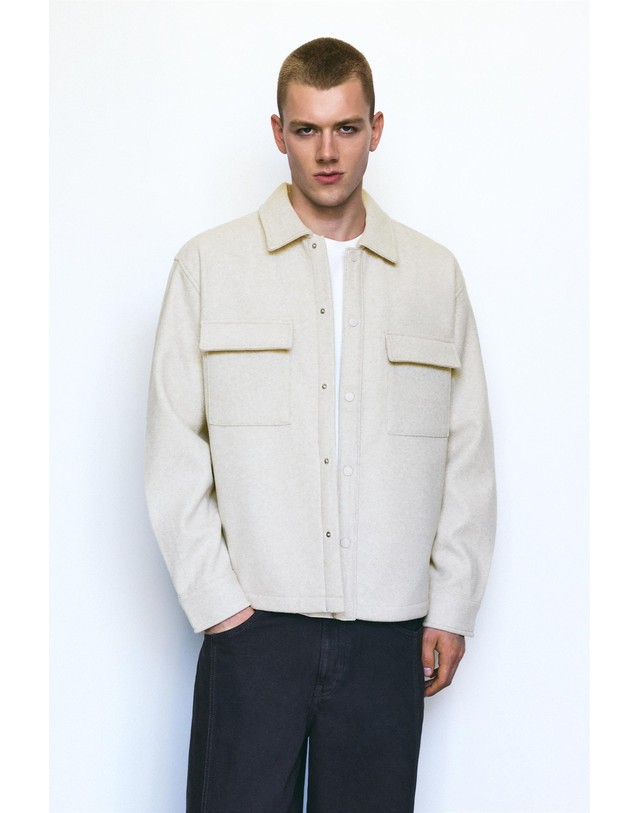 풀앤베어 풀앤베어 플랩 포켓 버튼 오버셔츠 7460/550 OFF WHITE 아이보리 착용컷